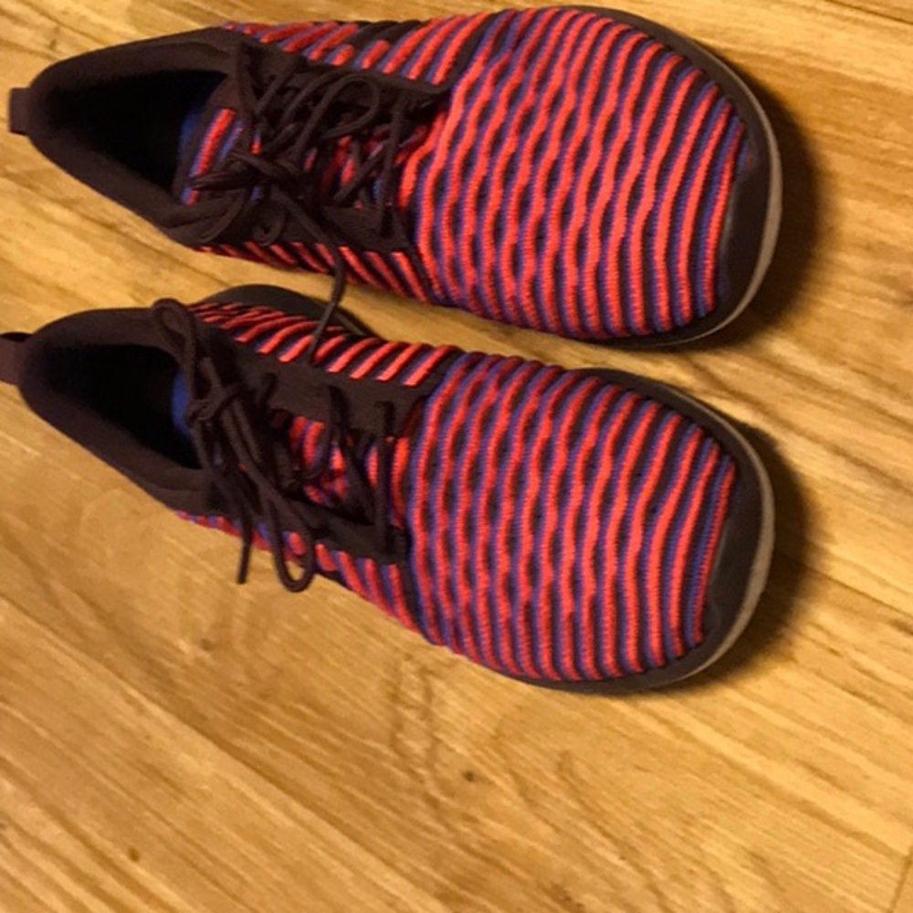 Woman’s Nike sneakers size 8 brand new never worn no box